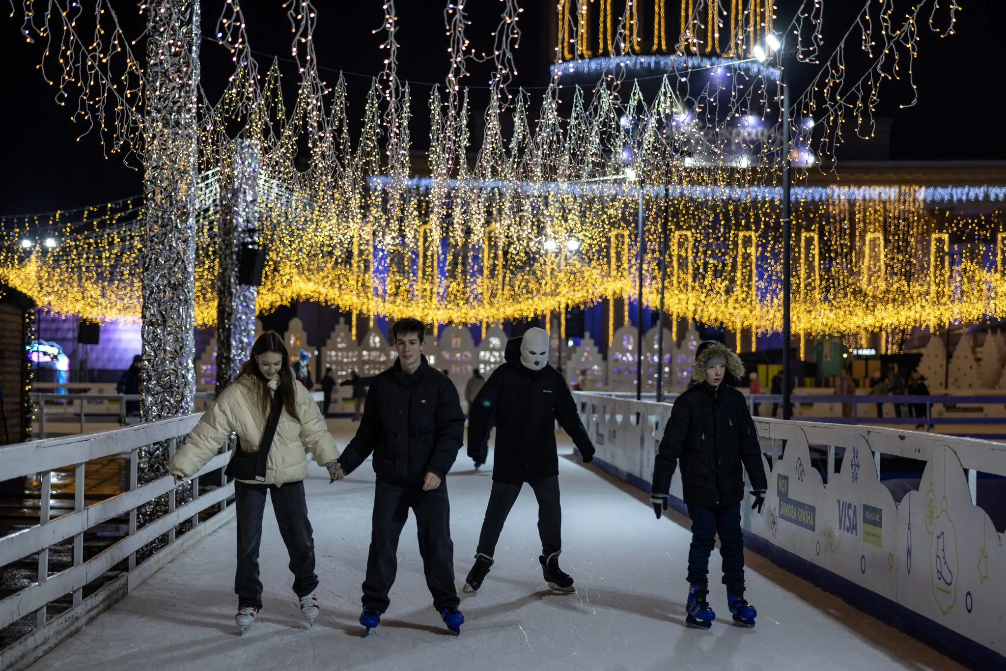 Катання на ковзанах у парку розваг.